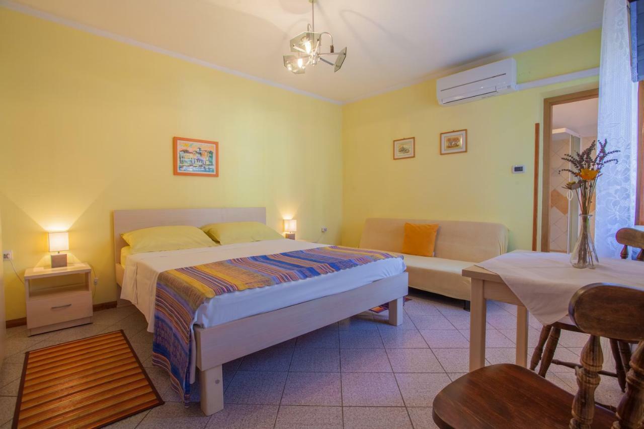 Rooms Ester Cres Εξωτερικό φωτογραφία